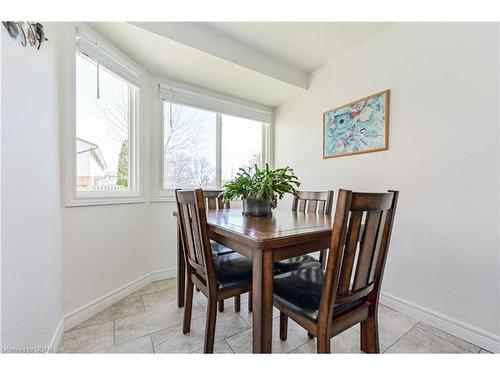 11-40 Silvercreek Parkway N, Guelph, ON - Indoor Photo Showing Dining Room