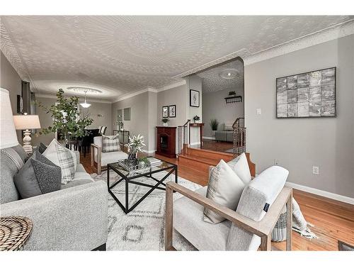 299 Metcalfe Street, Guelph, ON - Indoor Photo Showing Living Room