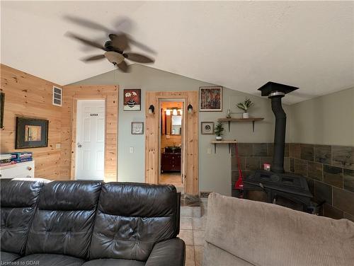 7011 6 Highway, Tobermory, ON - Indoor Photo Showing Living Room