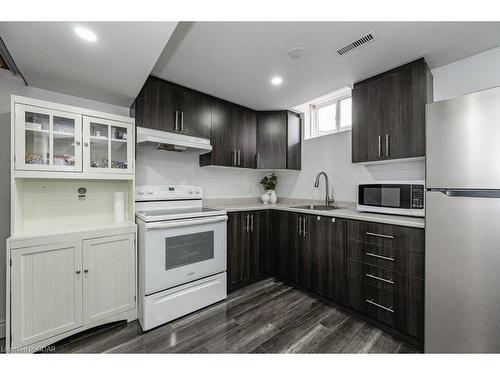 421 Cedar Hedge Road, Milton, ON - Indoor Photo Showing Kitchen