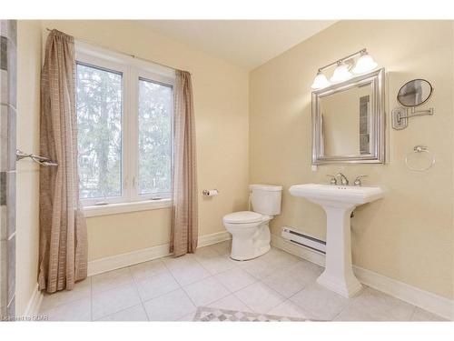 115 Garafraxa Street W, Fergus, ON - Indoor Photo Showing Bathroom
