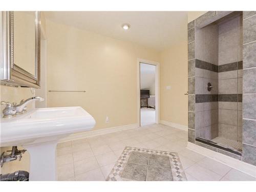 115 Garafraxa Street W, Fergus, ON - Indoor Photo Showing Bathroom