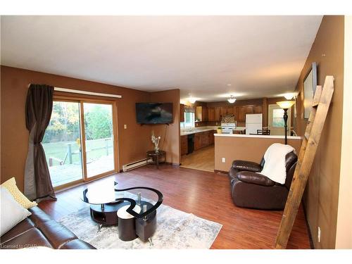 12 Nicholas Street, Tobermory, ON - Indoor Photo Showing Living Room