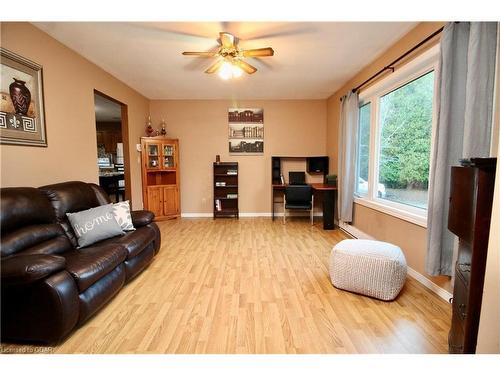 12 Nicholas Street, Tobermory, ON - Indoor Photo Showing Living Room