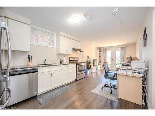 207 Couling Crescent, Guelph, ON - Indoor Photo Showing Kitchen