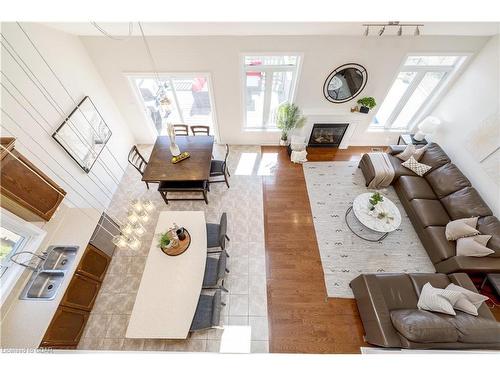 168 Parkinson Drive, Rockwood, ON - Indoor Photo Showing Living Room