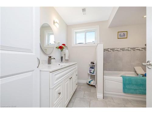 168 Parkinson Drive, Rockwood, ON - Indoor Photo Showing Bathroom