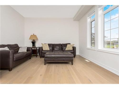132 Drexler Avenue, Rockwood, ON - Indoor Photo Showing Living Room