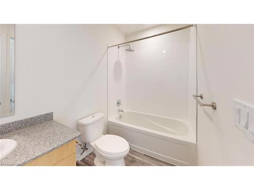 808-1098 Paisley Road, Guelph, ON - Indoor Photo Showing Bathroom