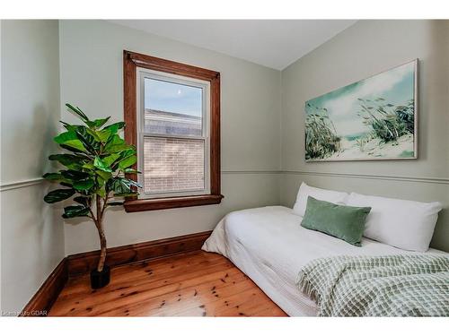 110 Harris Street, Guelph, ON - Indoor Photo Showing Bedroom