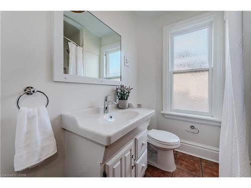 110 Harris Street, Guelph, ON - Indoor Photo Showing Bathroom