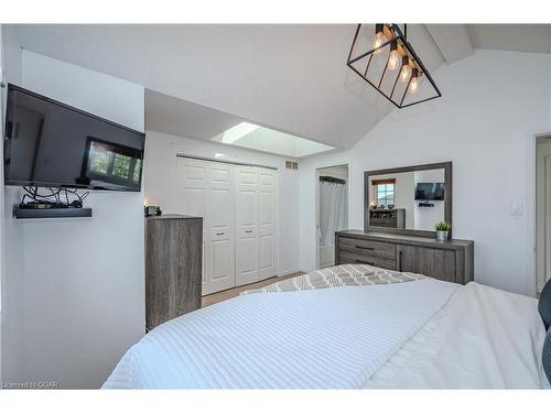 21 Henry Court, Guelph, ON - Indoor Photo Showing Bedroom