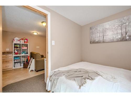 21 Henry Court, Guelph, ON - Indoor Photo Showing Bedroom