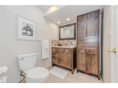 44 Ridgeway Avenue, Guelph, ON - Indoor Photo Showing Bathroom