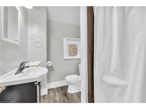 15 Charles Street E, Kitchener, ON - Indoor Photo Showing Bathroom