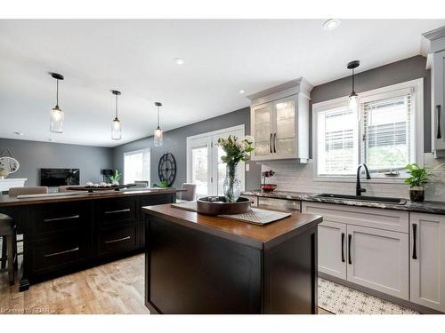 18 Mclachlan Place, Guelph, ON - Indoor Photo Showing Kitchen With Upgraded Kitchen