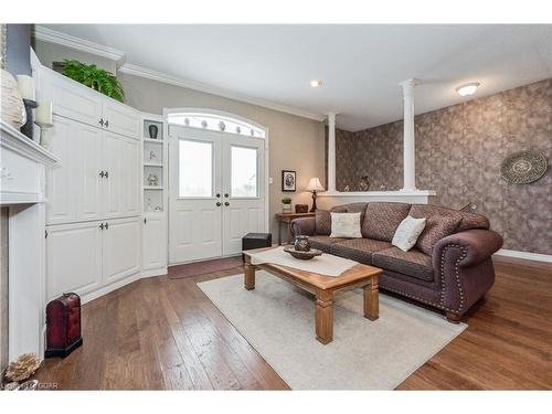 489 St Andrew Street E, Fergus, ON - Indoor Photo Showing Living Room