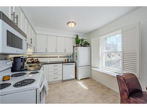 22 Liverpool Street, Guelph, ON - Indoor Photo Showing Kitchen