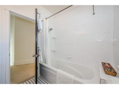 19 Liverpool Street, Guelph, ON - Indoor Photo Showing Bathroom