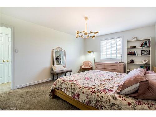 38 Grassyplain Drive, Hamilton, ON - Indoor Photo Showing Bedroom