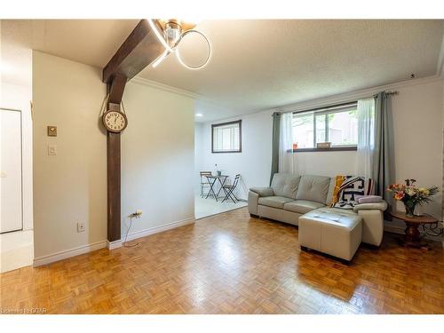 102-53 Conroy Crescent, Guelph, ON - Indoor Photo Showing Living Room