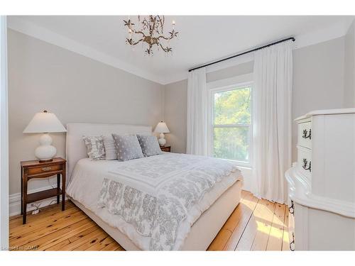15 Robinson Avenue, Guelph, ON - Indoor Photo Showing Bedroom