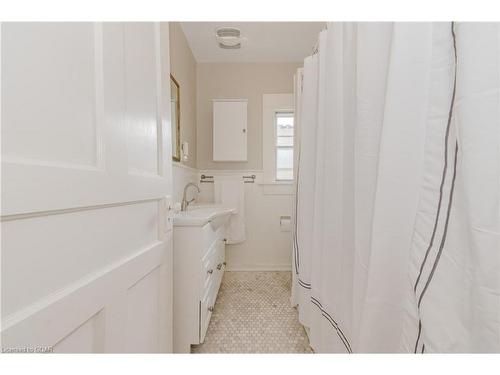 15 Robinson Avenue, Guelph, ON - Indoor Photo Showing Laundry Room
