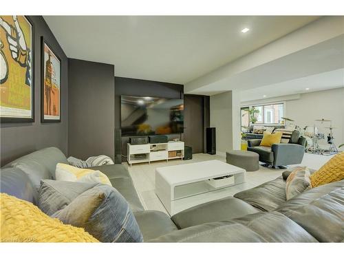 20 Wildan Drive, Hamilton, ON - Indoor Photo Showing Living Room