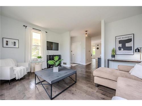 61 Clairfields Drive E, Guelph, ON - Indoor Photo Showing Living Room