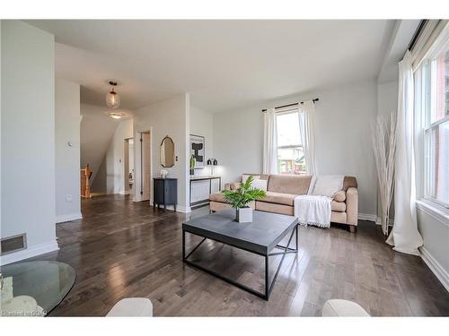 61 Clairfields Drive E, Guelph, ON - Indoor Photo Showing Living Room