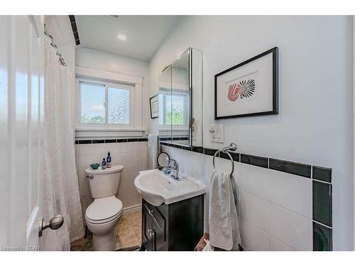 122 Kingsmill Avenue, Guelph, ON - Indoor Photo Showing Bathroom