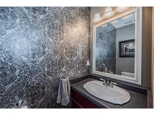 16 Speedvale Avenue W, Guelph, ON - Indoor Photo Showing Bathroom