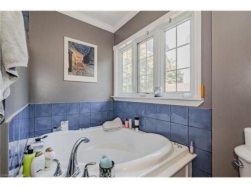16 Speedvale Avenue W, Guelph, ON - Indoor Photo Showing Bathroom