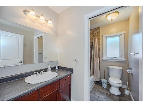 16 Speedvale Avenue W, Guelph, ON - Indoor Photo Showing Bathroom