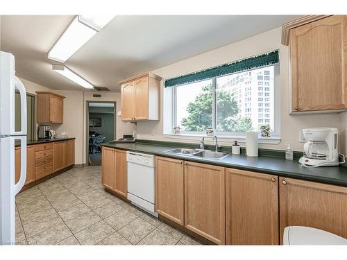 506-20 St George Street, Kitchener, ON - Indoor Photo Showing Kitchen With Double Sink