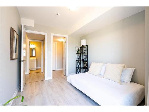 C11-1430 Highland Road West, Kitchener, ON - Indoor Photo Showing Bedroom