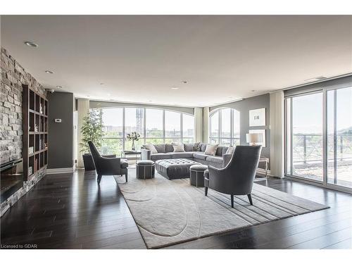 708-160 Macdonell Street, Guelph, ON - Indoor Photo Showing Living Room