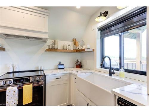 133 Parker Drive, Kenilworth, ON - Indoor Photo Showing Kitchen With Upgraded Kitchen