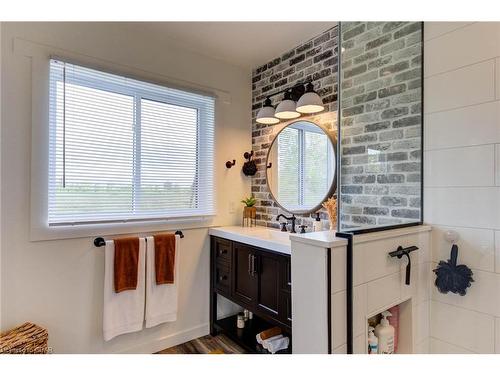 133 Parker Drive, Kenilworth, ON - Indoor Photo Showing Bathroom