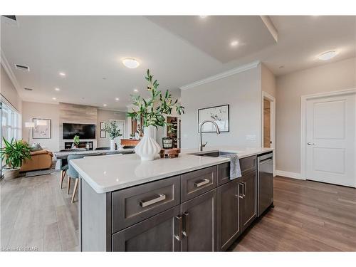 1302-1878 Gordon Street, Guelph, ON - Indoor Photo Showing Kitchen