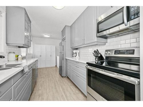 10 Nickolas Crescent, Cambridge, ON - Indoor Photo Showing Kitchen