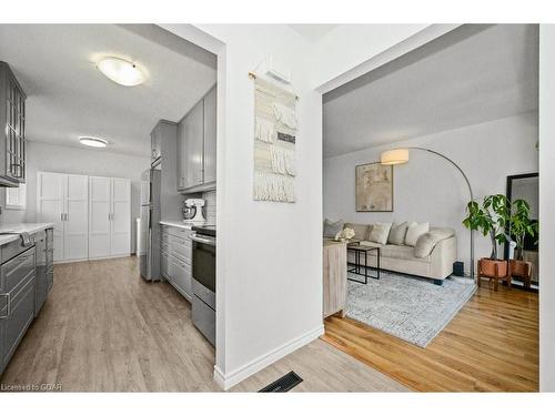 10 Nickolas Crescent, Cambridge, ON - Indoor Photo Showing Kitchen