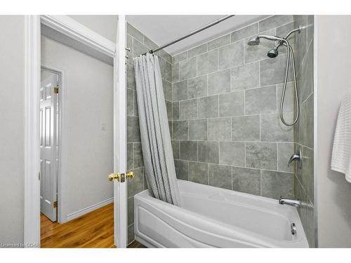 10 Nickolas Crescent, Cambridge, ON - Indoor Photo Showing Bathroom