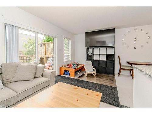 96-135 Hardcastle Drive, Cambridge, ON - Indoor Photo Showing Living Room