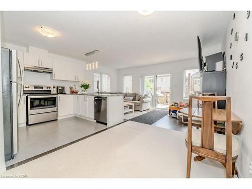 96-135 Hardcastle Drive, Cambridge, ON - Indoor Photo Showing Kitchen