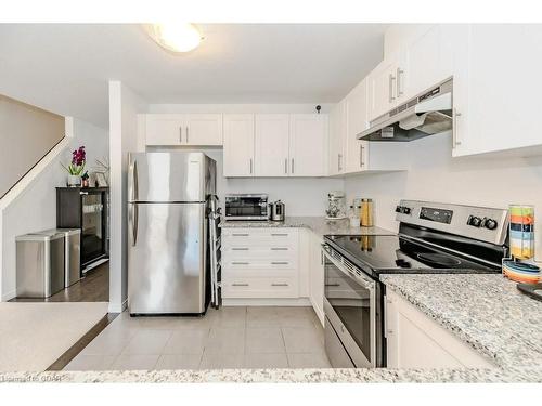 96-135 Hardcastle Drive, Cambridge, ON - Indoor Photo Showing Kitchen