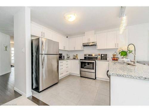 96-135 Hardcastle Drive, Cambridge, ON - Indoor Photo Showing Kitchen