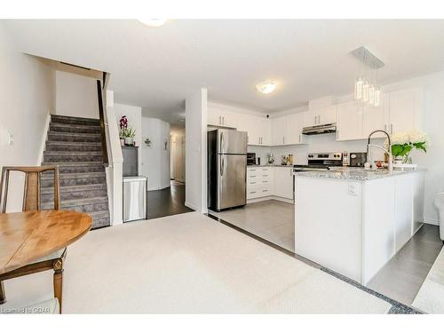 96-135 Hardcastle Drive, Cambridge, ON - Indoor Photo Showing Kitchen