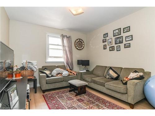 202 Grove Street, Guelph, ON - Indoor Photo Showing Living Room