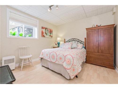 260 Forfar Street E, Fergus, ON - Indoor Photo Showing Bedroom